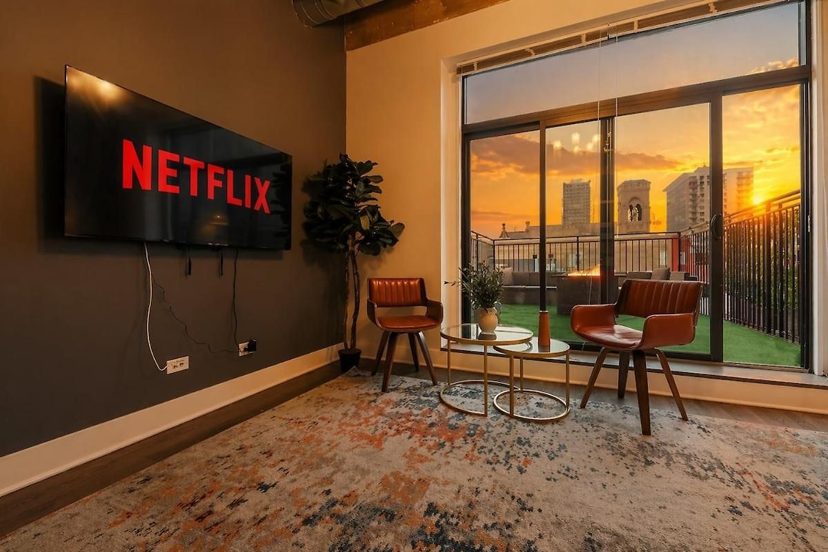 Spacious 2br South Loop With Skyline View, Optional Parking And Gym Access Close To Mccormick Place, Grant Park, Museum Campus & Cta Lines Apartment