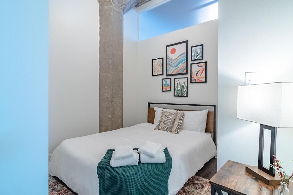 Apartment 2br South Loop Location With Optional Parking & Gym Access Near Mccormick Place, Shedd Aquarium & Navy Pier *