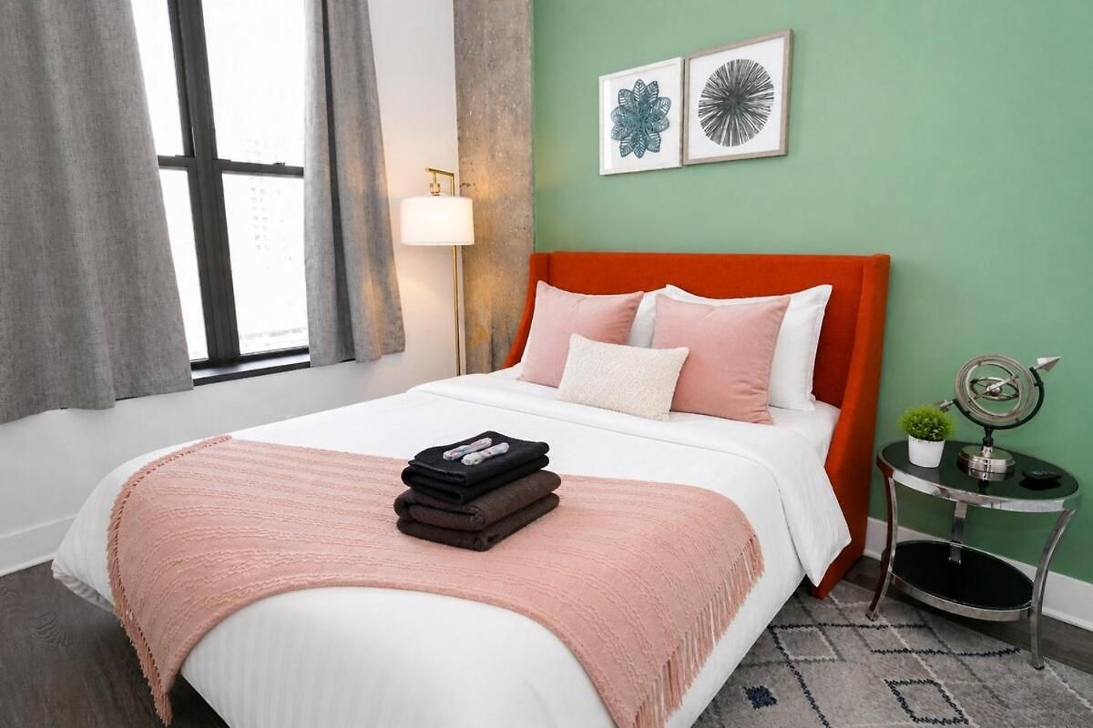 Business Ready 2br In South Loop With Skyline View, Optional Parking & Gym Access Close To Mccormick, Downtown & Cta Apartment Chicago