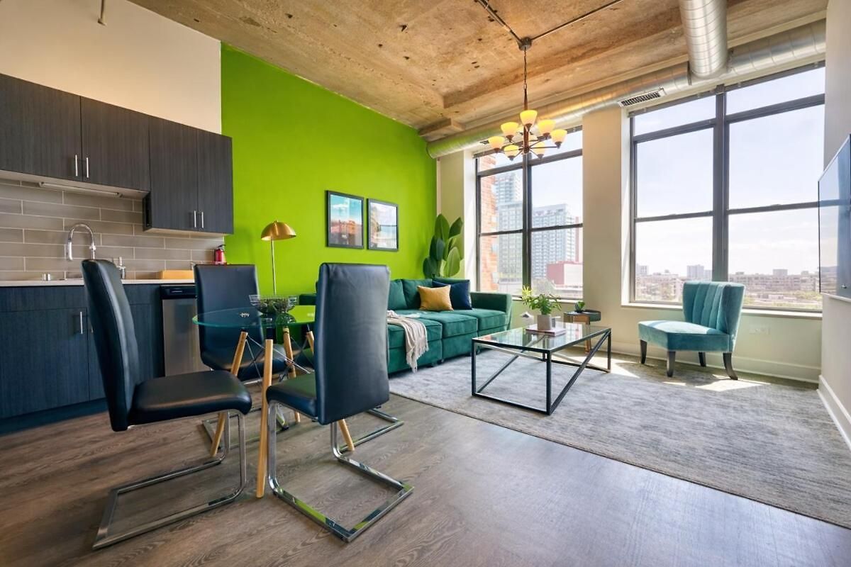 Apartment 2br South Loop Location With Optional Parking & Gym Access Near Mccormick Place, Shedd Aquarium & Navy Pier