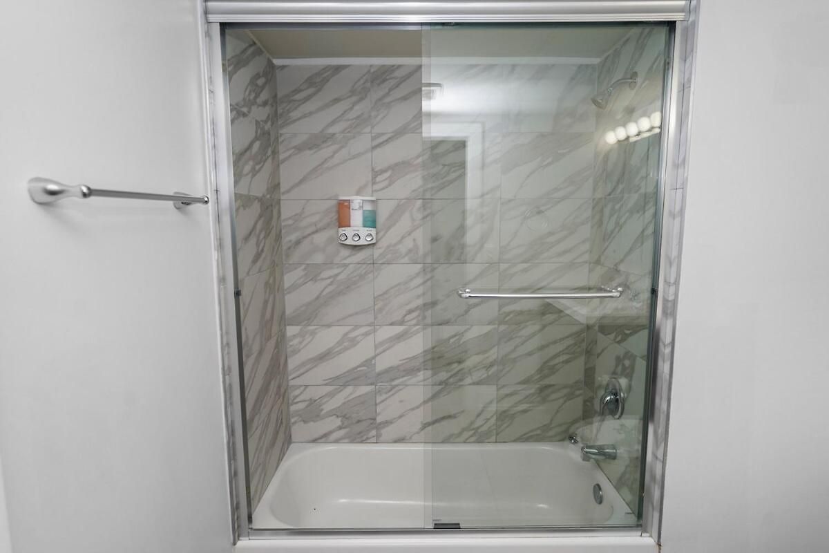 Business Ready 2br In South Loop With Skyline View, Optional Parking & Gym Access Close To Mccormick, Downtown & Cta *