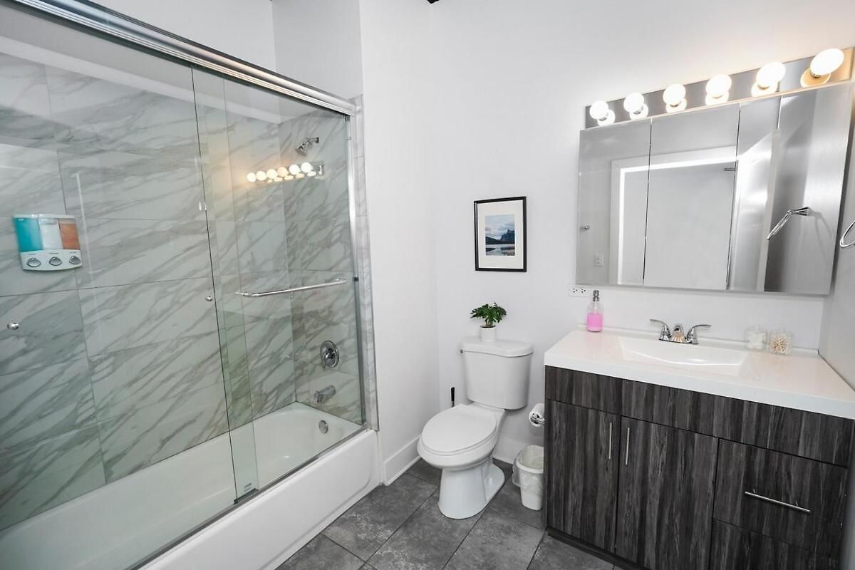 Business Ready 2br In South Loop With Skyline View, Optional Parking & Gym Access Close To Mccormick, Downtown & Cta Apartment