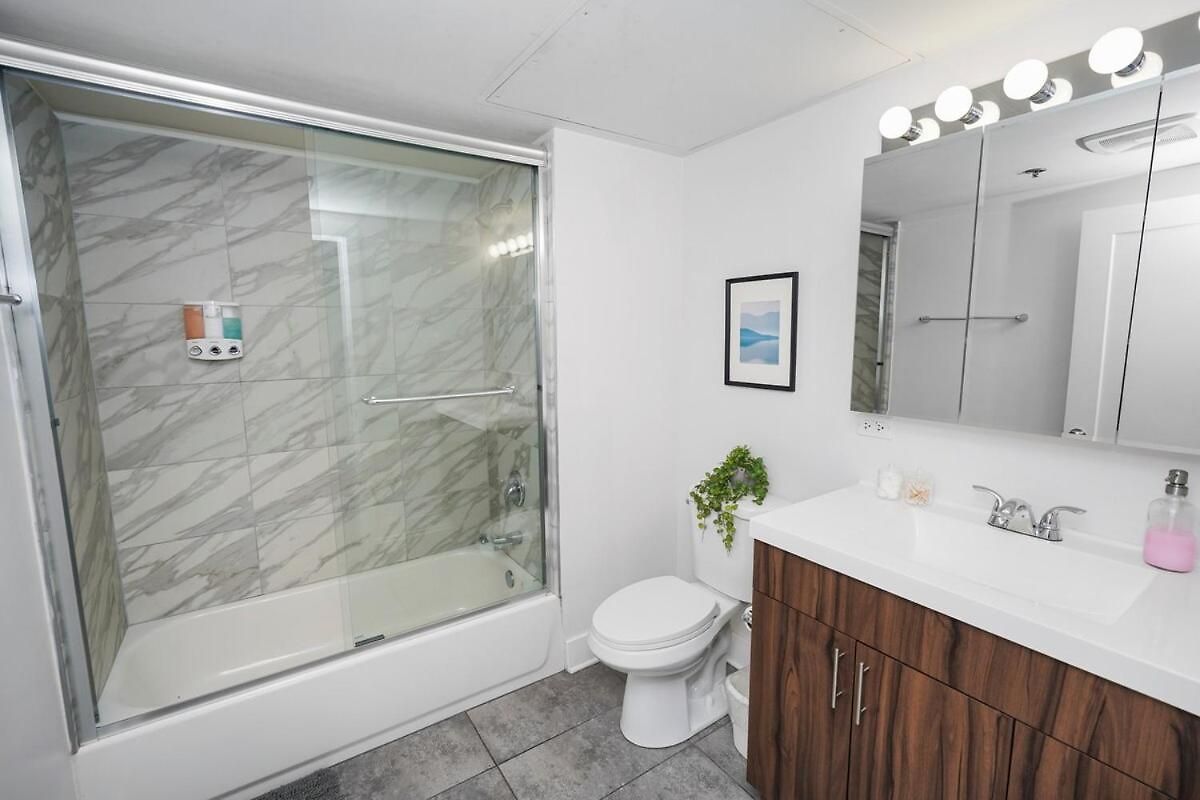 Business Ready 2br In South Loop With Skyline View, Optional Parking & Gym Access Close To Mccormick, Downtown & Cta Apartment