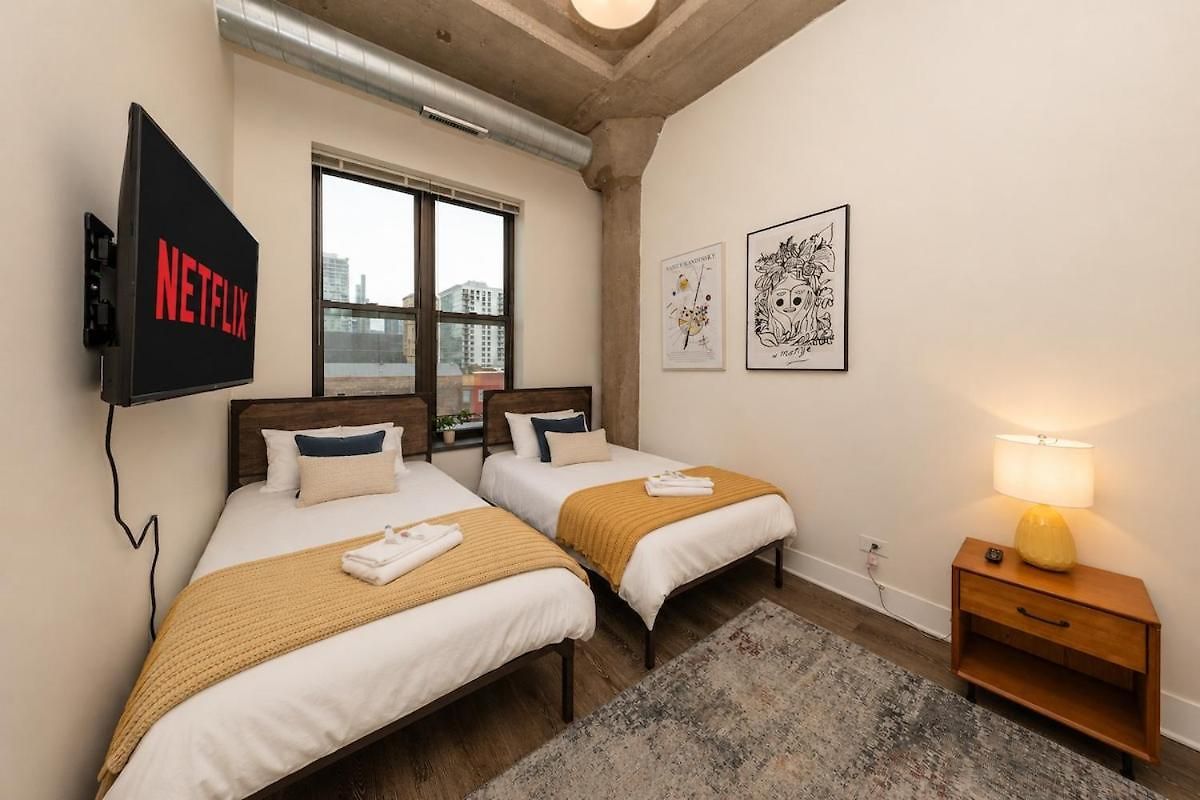 Fully Equipped 2br In South Loop With Optional Parking And Gym Access Near Mccormick Place & Lakefront Attractions