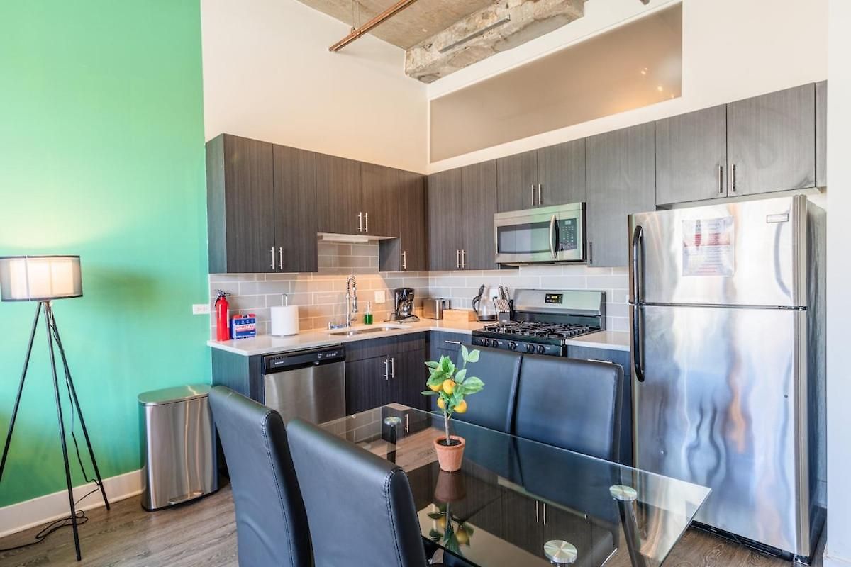 Modern 2br With Skyline View, Optional Parking & Gym Access Near Mccormick, Museum Campus, Grant Park & Soldier Field