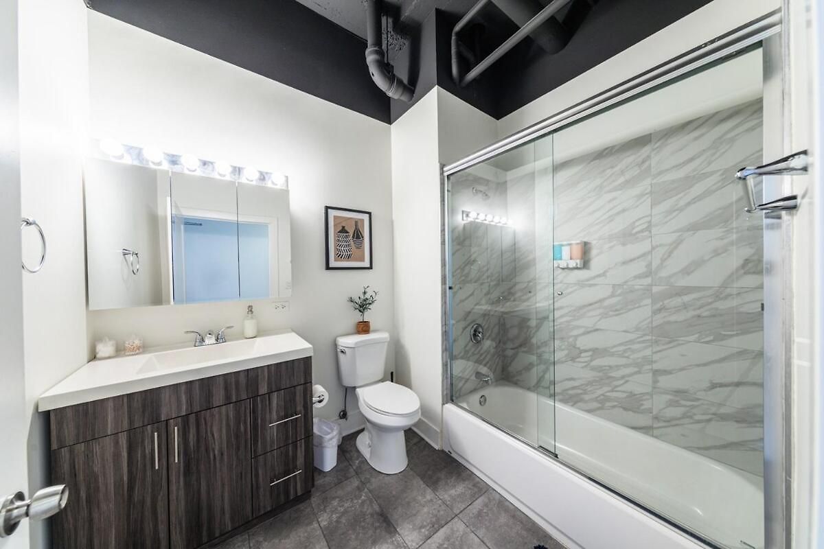 Modern 2br With Skyline View, Optional Parking & Gym Access Near Mccormick, Museum Campus, Grant Park & Soldier Field Chicago