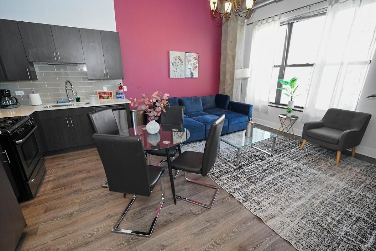 Business Ready 2br In South Loop With Skyline View, Optional Parking & Gym Access Close To Mccormick, Downtown & Cta