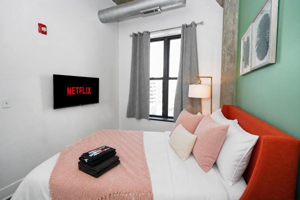 Apartment Business Ready 2br In South Loop With Skyline View, Optional Parking & Gym Access Close To Mccormick, Downtown & Cta