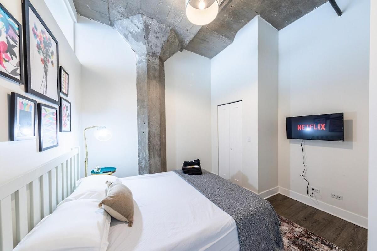 Modern 2br With Skyline View, Optional Parking & Gym Access Near Mccormick, Museum Campus, Grant Park & Soldier Field *