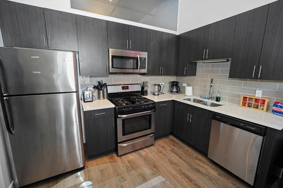 Business Ready 2br In South Loop With Skyline View, Optional Parking & Gym Access Close To Mccormick, Downtown & Cta Chicago