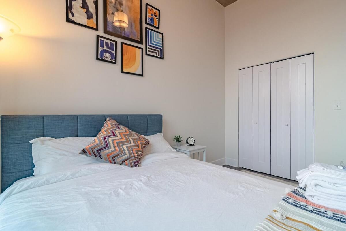 2br South Loop Location With Optional Parking & Gym Access Near Mccormick Place, Shedd Aquarium & Navy Pier *
