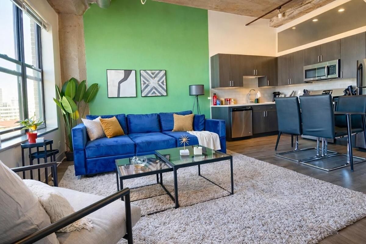 Modern 2br With Skyline View, Optional Parking & Gym Access Near Mccormick, Museum Campus, Grant Park & Soldier Field Apartment