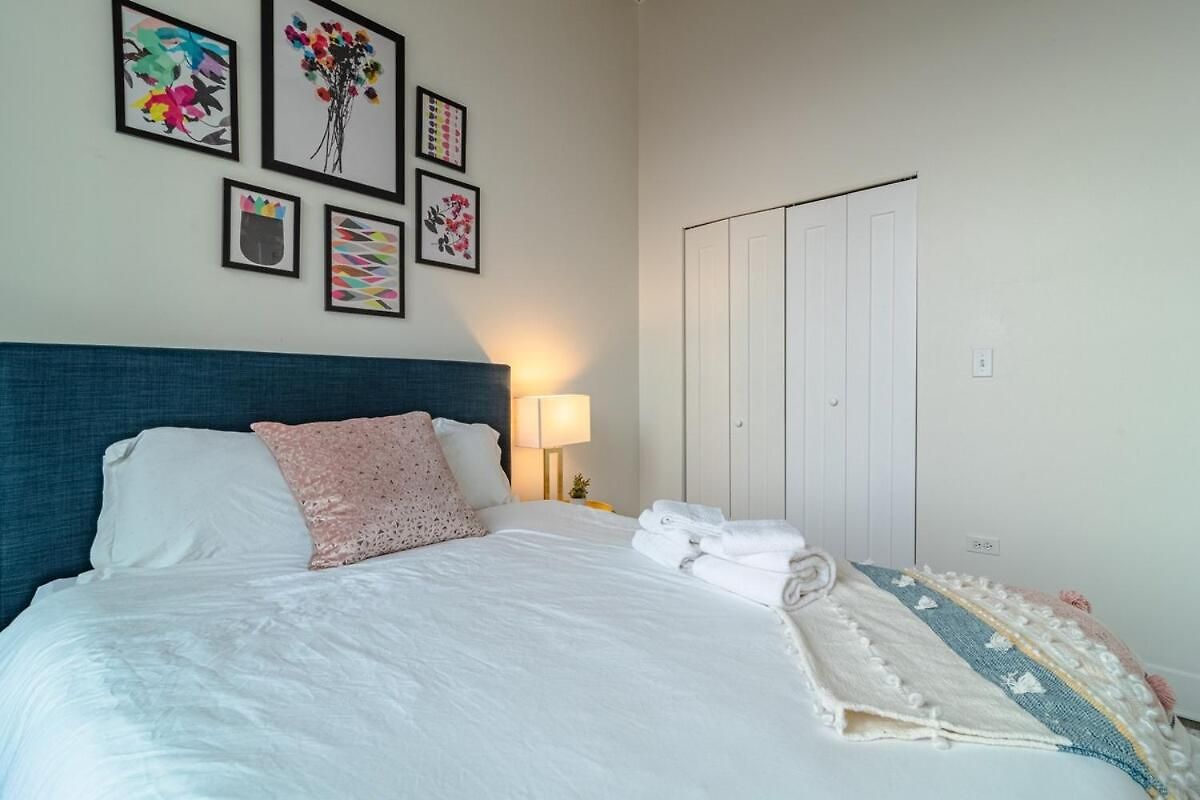 2br South Loop Location With Optional Parking & Gym Access Near Mccormick Place, Shedd Aquarium & Navy Pier *