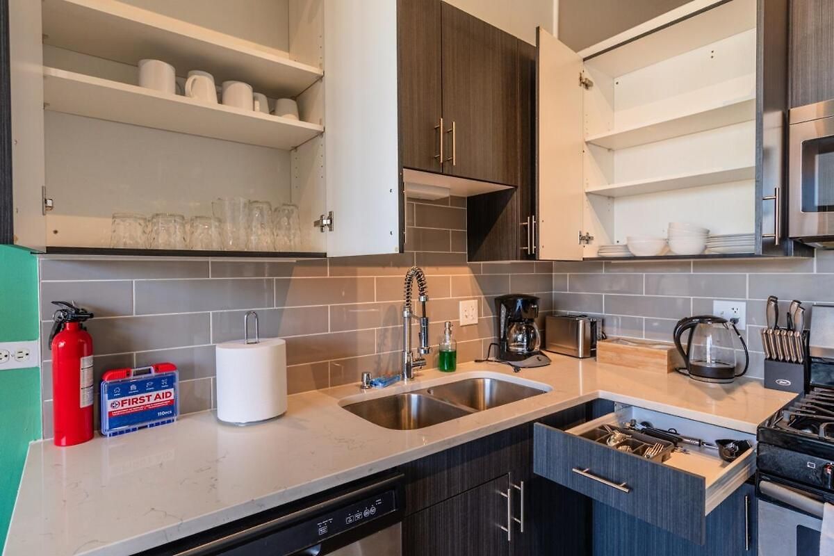 Modern 2br With Skyline View, Optional Parking & Gym Access Near Mccormick, Museum Campus, Grant Park & Soldier Field
