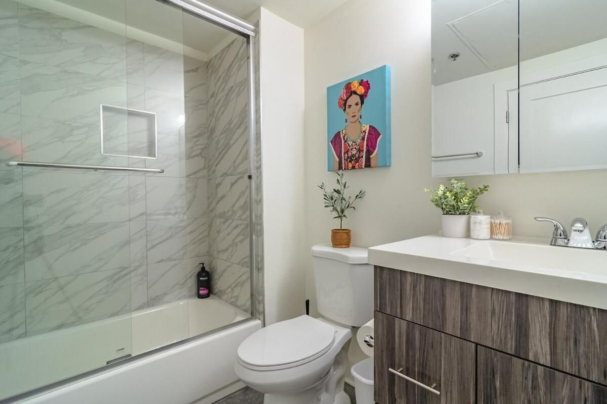 2br South Loop Location With Optional Parking & Gym Access Near Mccormick Place, Shedd Aquarium & Navy Pier