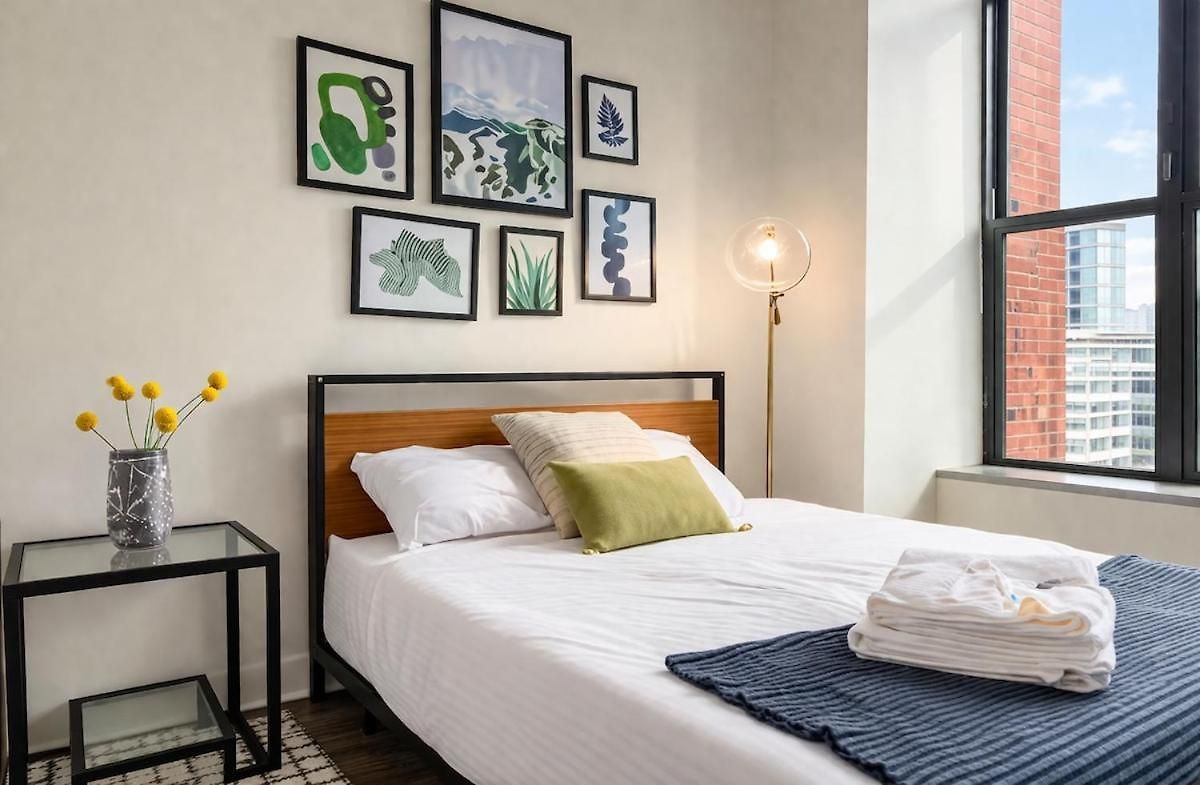 Spacious South Loop 2br Near Mccormick Place, Soldier Field & Downtown *