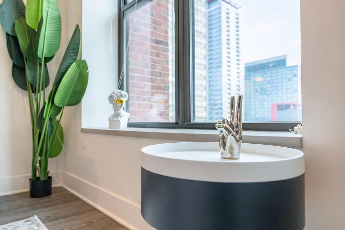 2br South Loop Location With Optional Parking & Gym Access Near Mccormick Place, Shedd Aquarium & Navy Pier