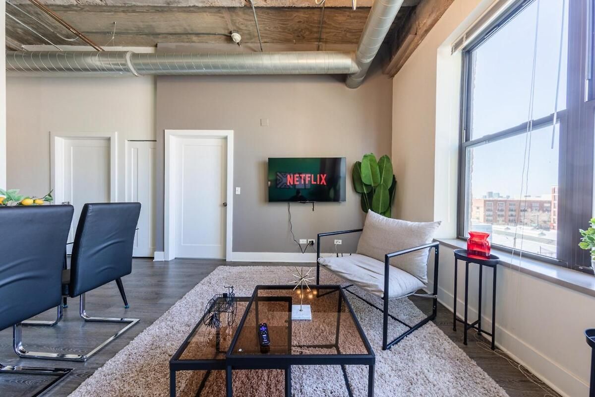 Apartment Modern 2br With Skyline View, Optional Parking & Gym Access Near Mccormick, Museum Campus, Grant Park & Soldier Field *