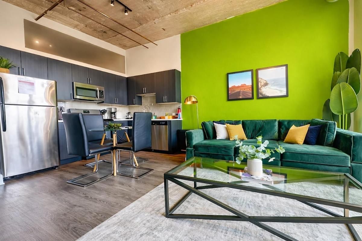 2br South Loop Location With Optional Parking & Gym Access Near Mccormick Place, Shedd Aquarium & Navy Pier Apartment Chicago