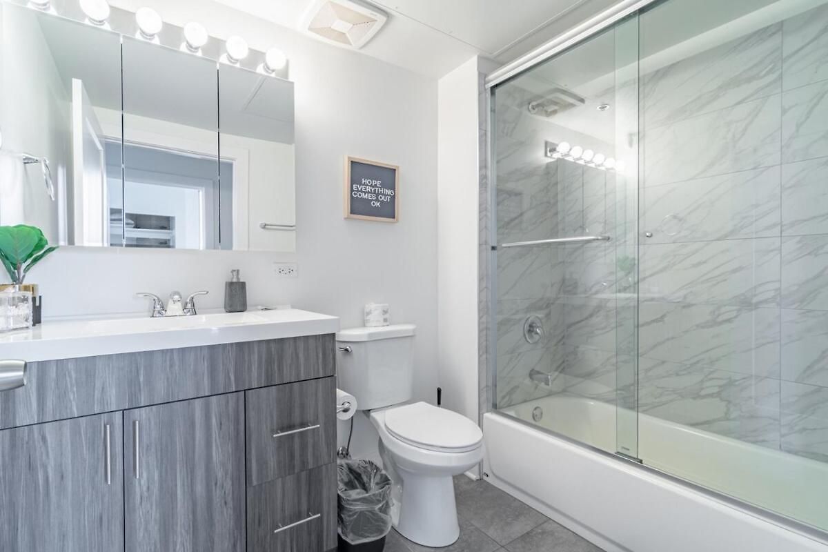 Apartment Skyline 2br In South Loop With Optional Parking & Gym Access Near Mccormick Place, Soldier Field And Lakefront