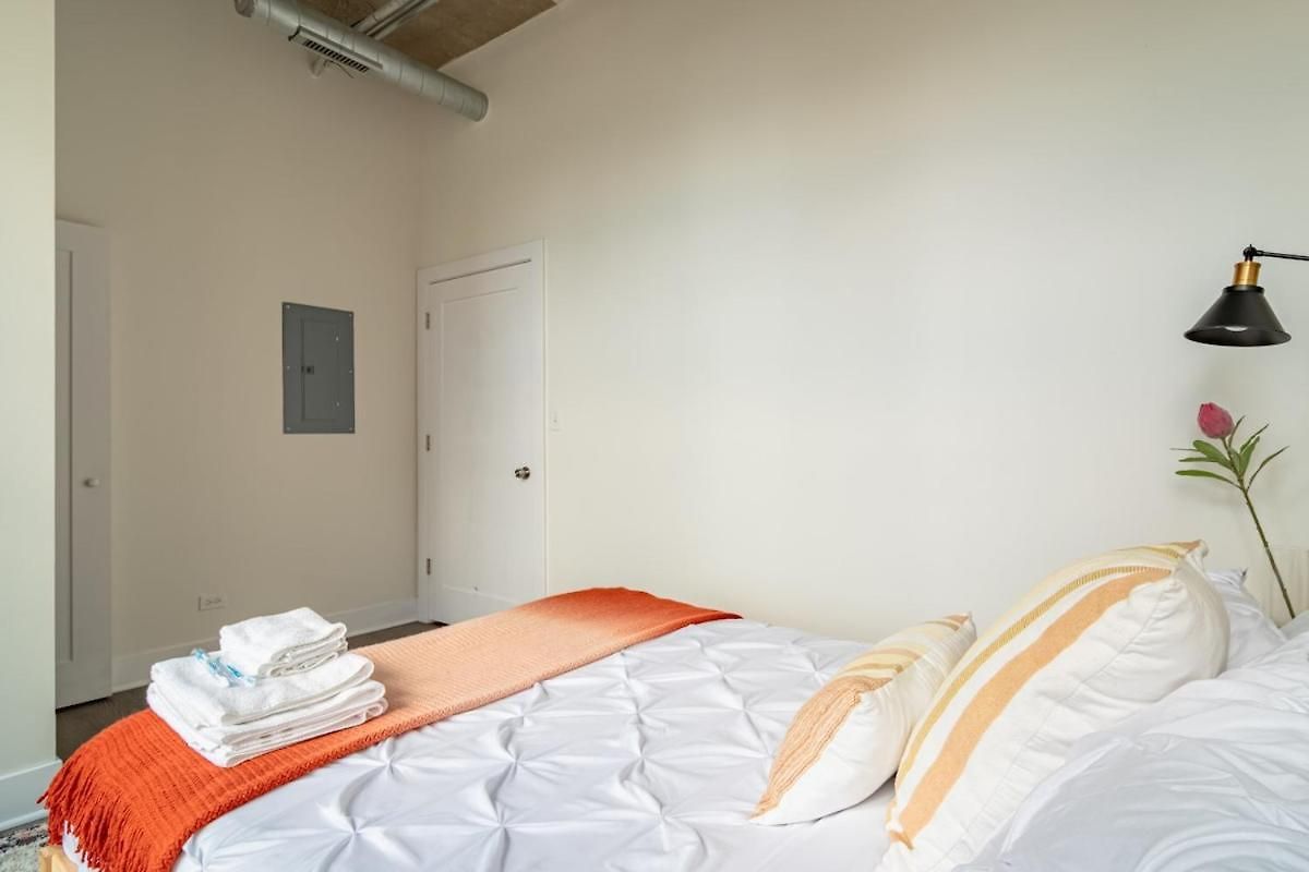 Skyline 2br In South Loop With Optional Parking & Gym Access Near Mccormick Place, Soldier Field And Lakefront Apartment *