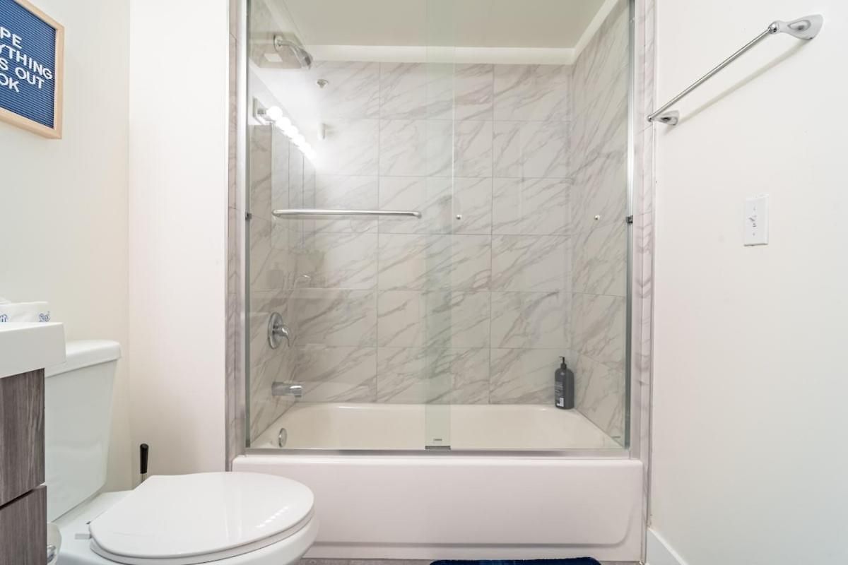 Skyline 2br In South Loop With Optional Parking & Gym Access Near Mccormick Place, Soldier Field And Lakefront Chicago