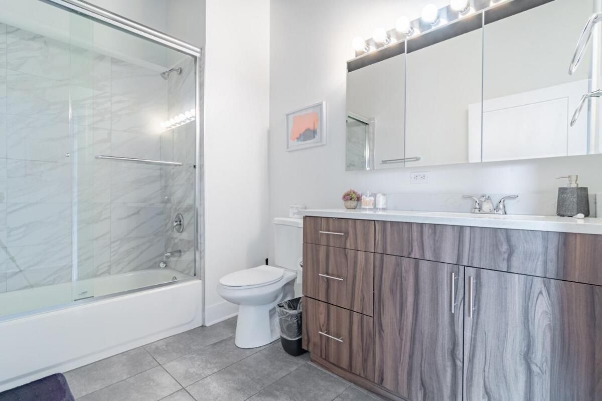 Skyline 2br In South Loop With Optional Parking & Gym Access Near Mccormick Place, Soldier Field And Lakefront
