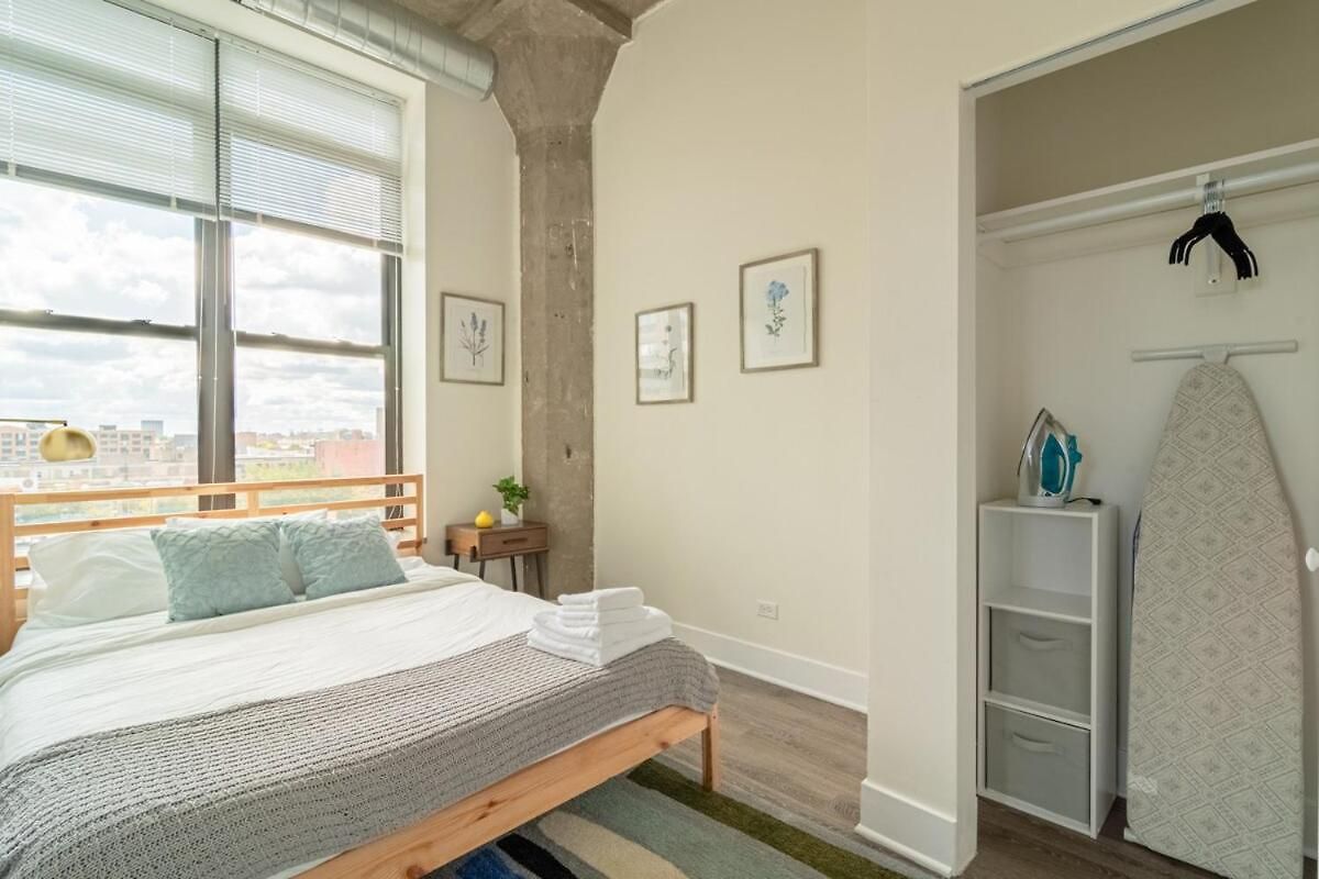 Skyline 2br In South Loop With Optional Parking & Gym Access Near Mccormick Place, Soldier Field And Lakefront Apartment Chicago