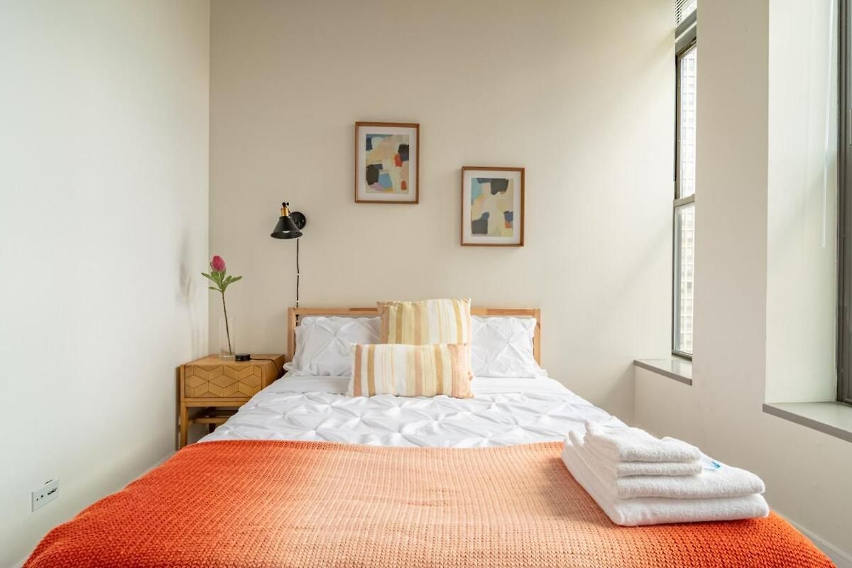 Skyline 2br In South Loop With Optional Parking & Gym Access Near Mccormick Place, Soldier Field And Lakefront Chicago