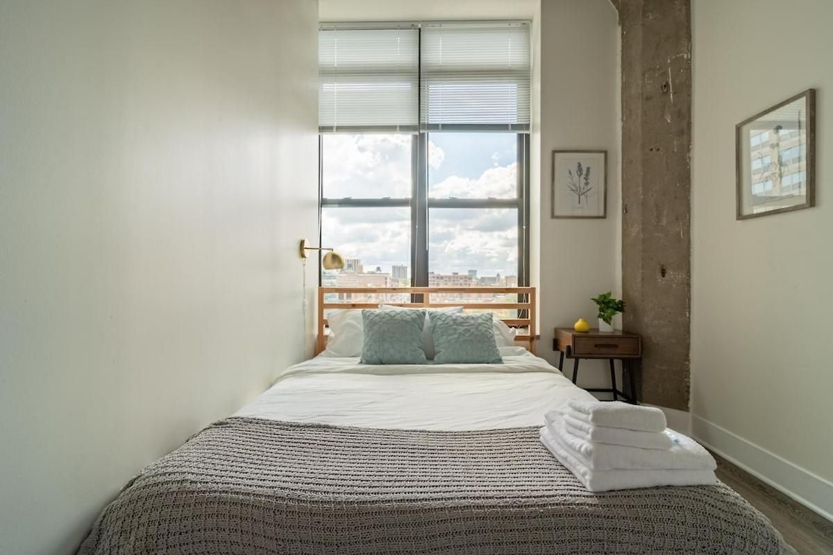 Skyline 2br In South Loop With Optional Parking & Gym Access Near Mccormick Place, Soldier Field And Lakefront Chicago