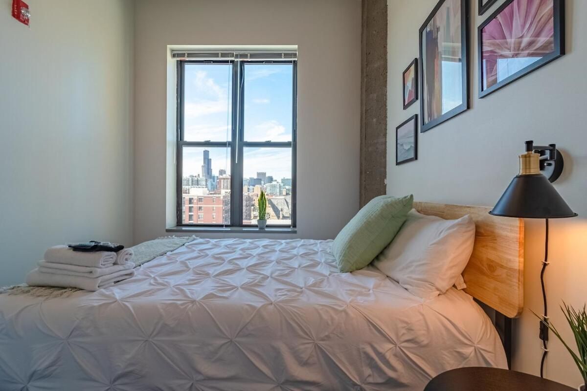 Spacious 2br South Loop With Skyline View, Optional Parking And Gym Access Near Mccormick Place And Soldier Field Apartment