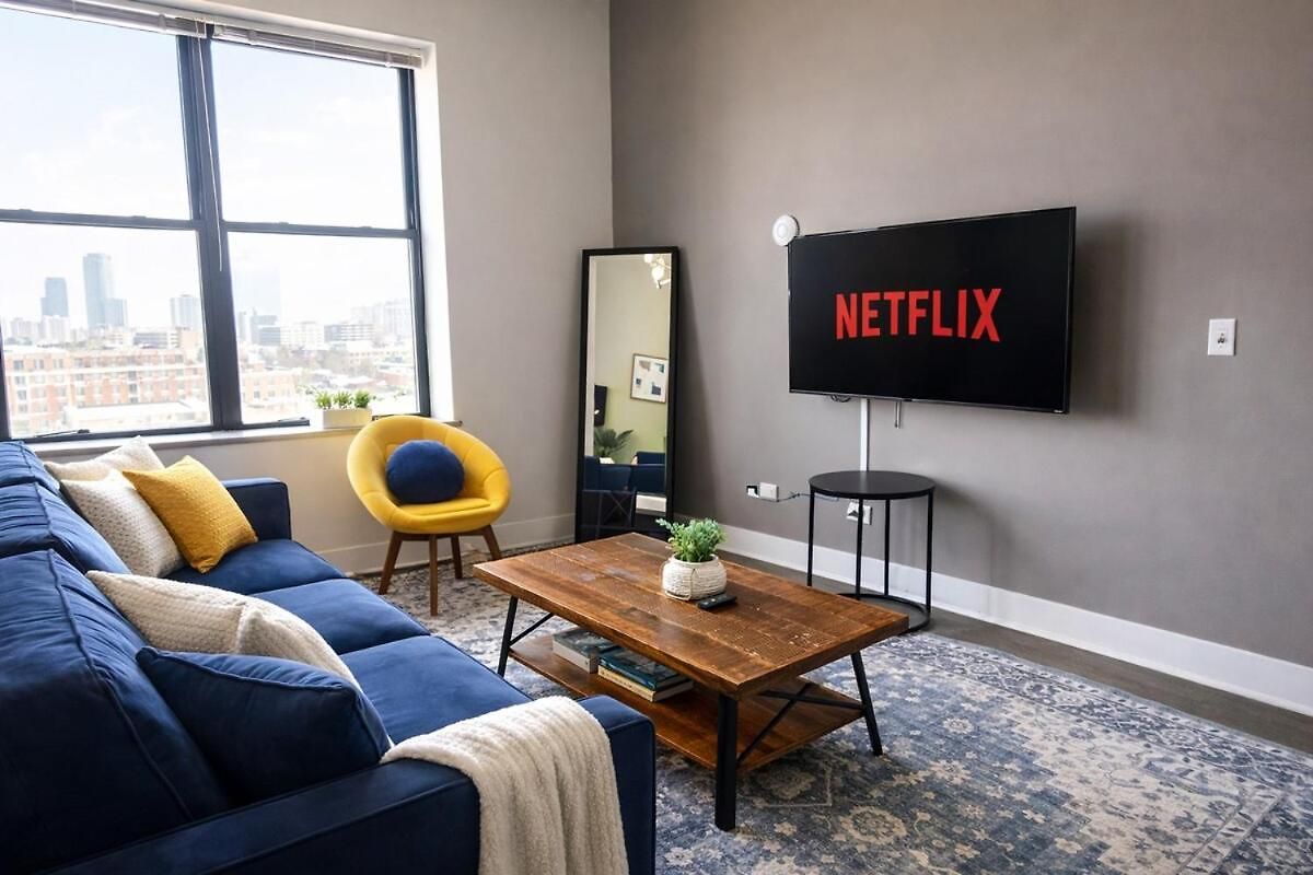 Spacious 2br South Loop With Skyline View, Optional Parking And Gym Access Near Mccormick Place And Soldier Field *
