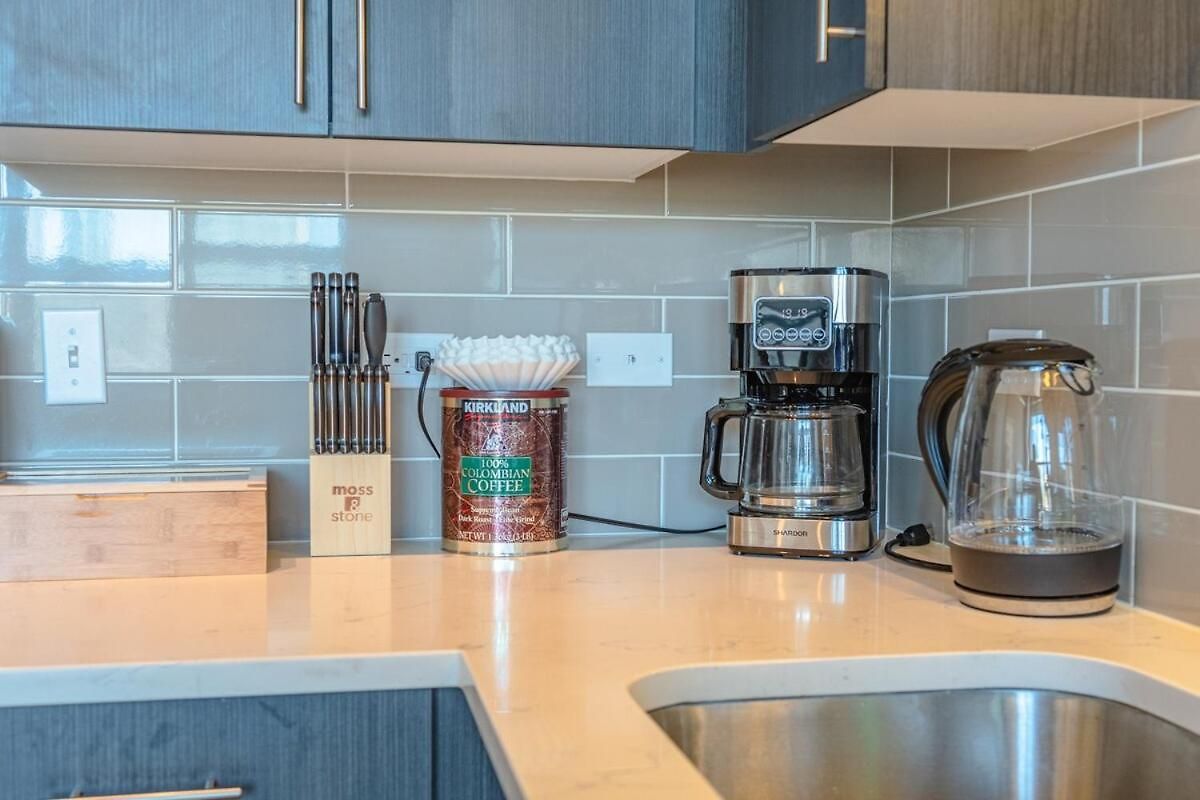 Spacious 2br South Loop With Skyline View, Optional Parking And Gym Access Near Mccormick Place And Soldier Field *