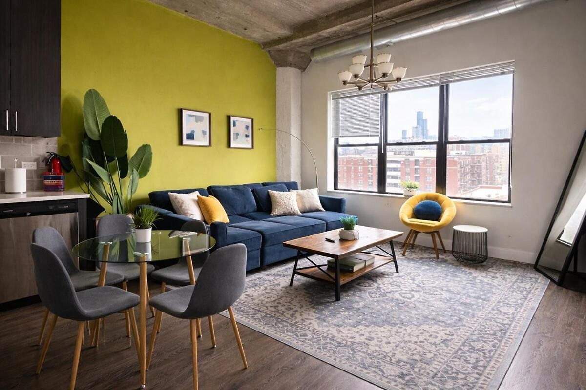 Spacious 2br South Loop With Skyline View, Optional Parking And Gym Access Near Mccormick Place And Soldier Field *
