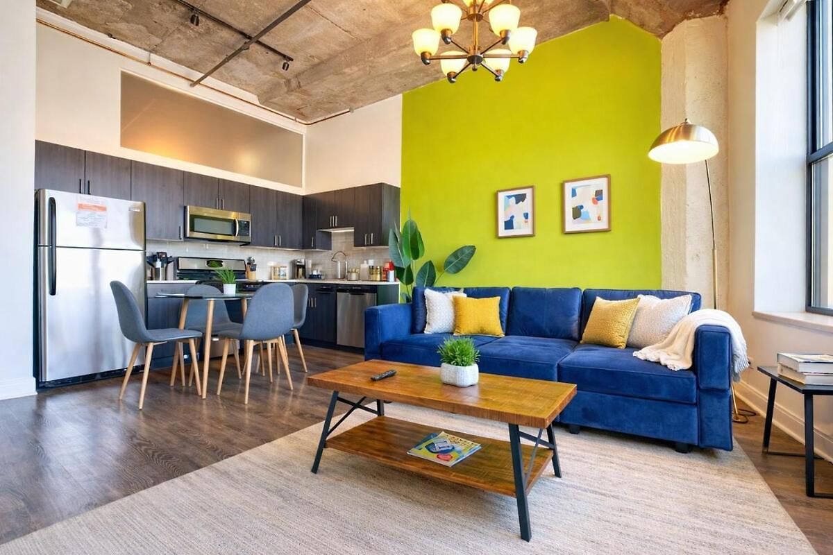 Spacious 2br South Loop With Skyline View, Optional Parking And Gym Access Near Mccormick Place And Soldier Field *