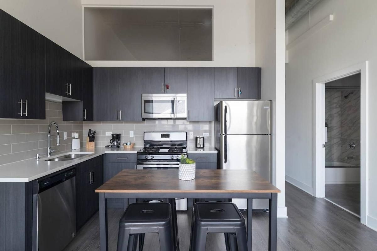 Modern 2br In South Loop With Optional Parking & Gym Access Near Museum Campus & Grant Park *