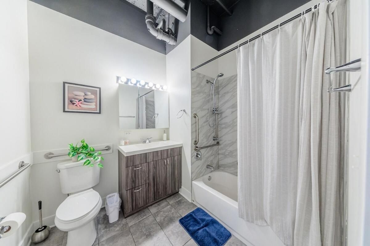 Group-friendly 2br With Optional Parking And Gym Access Near Mccormick Place And Soldier Field Apartment *