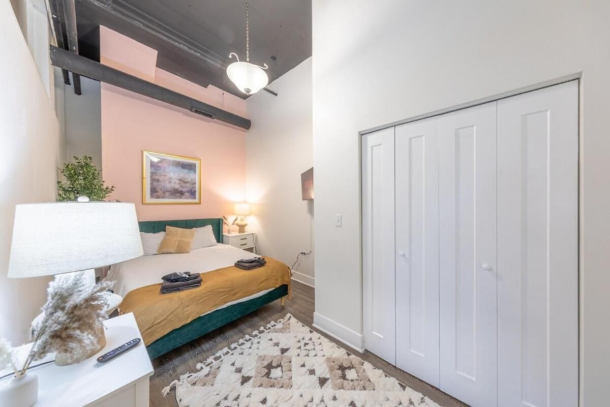 Modern 3br In South Loop With Optional Parking And Gym Access Near Mccormick Place, Chinatown And Soldier Field Chicago