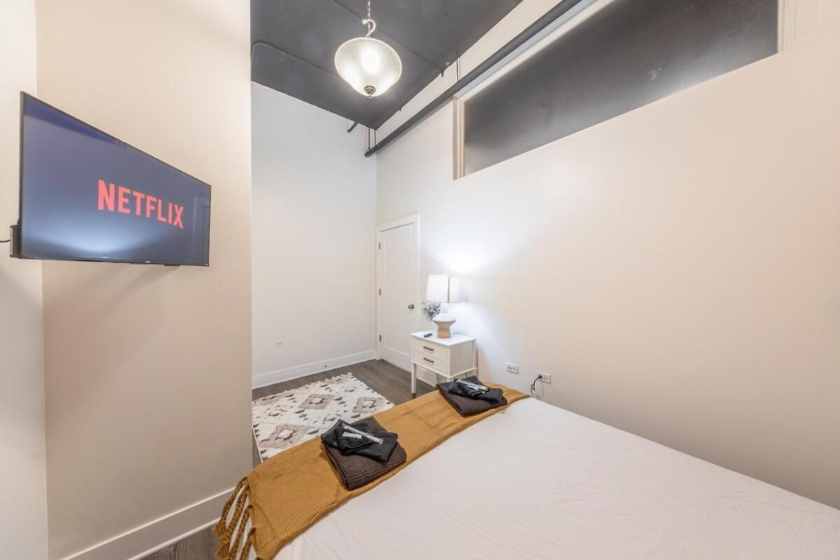 Modern 3br In South Loop With Optional Parking And Gym Access Near Mccormick Place, Chinatown And Soldier Field Apartment *