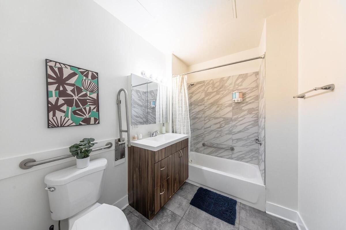 Modern 3br In South Loop With Optional Parking And Gym Access Near Mccormick Place, Chinatown And Soldier Field