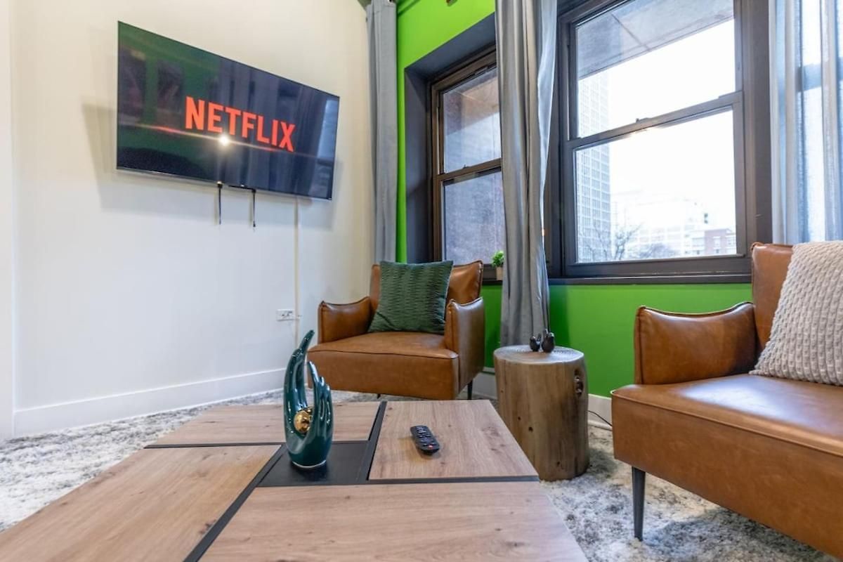 Modern 3br In South Loop With Optional Parking And Gym Access Near Mccormick Place, Chinatown And Soldier Field