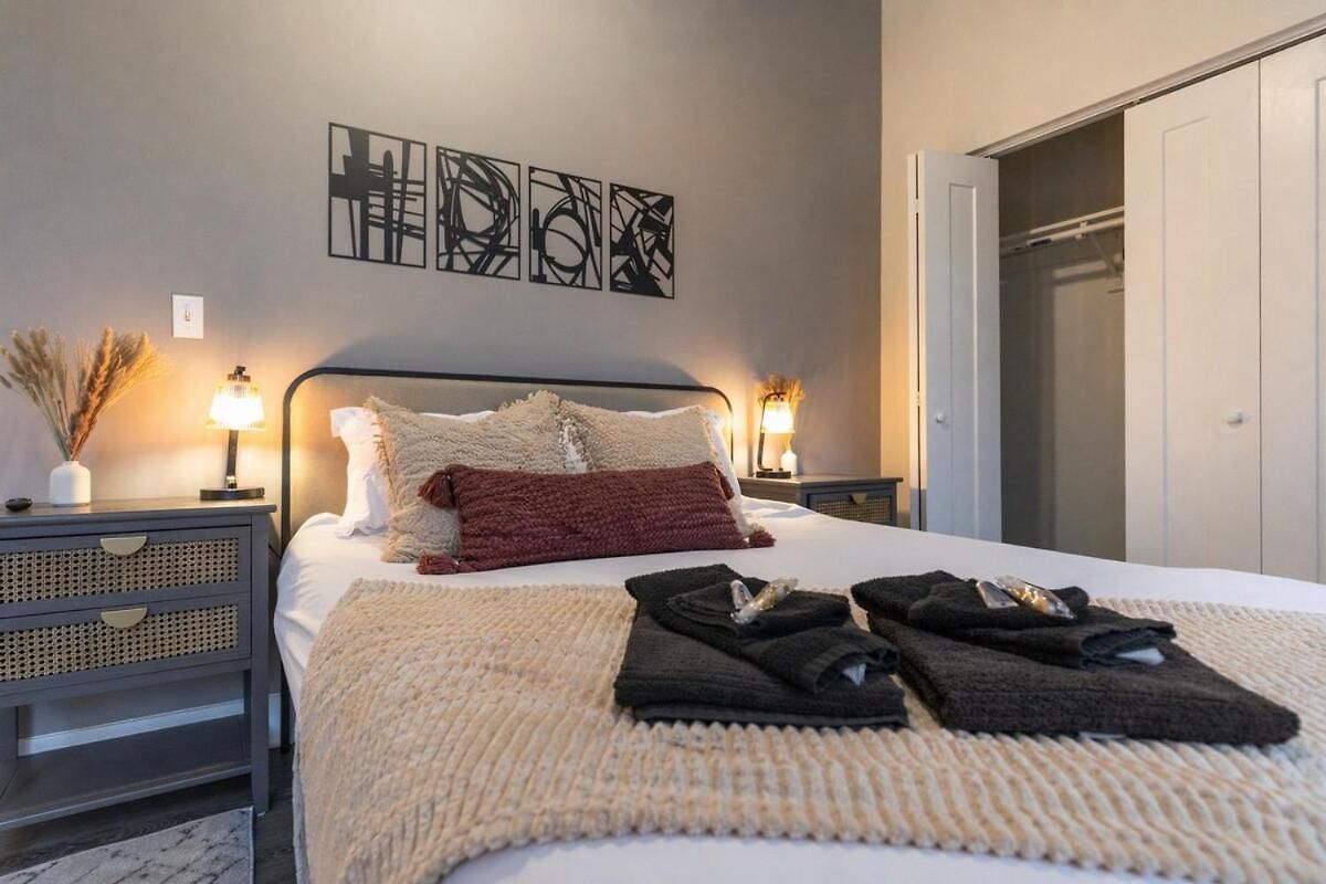 Modern 3br In South Loop With Optional Parking And Gym Access Near Mccormick Place, Chinatown And Soldier Field