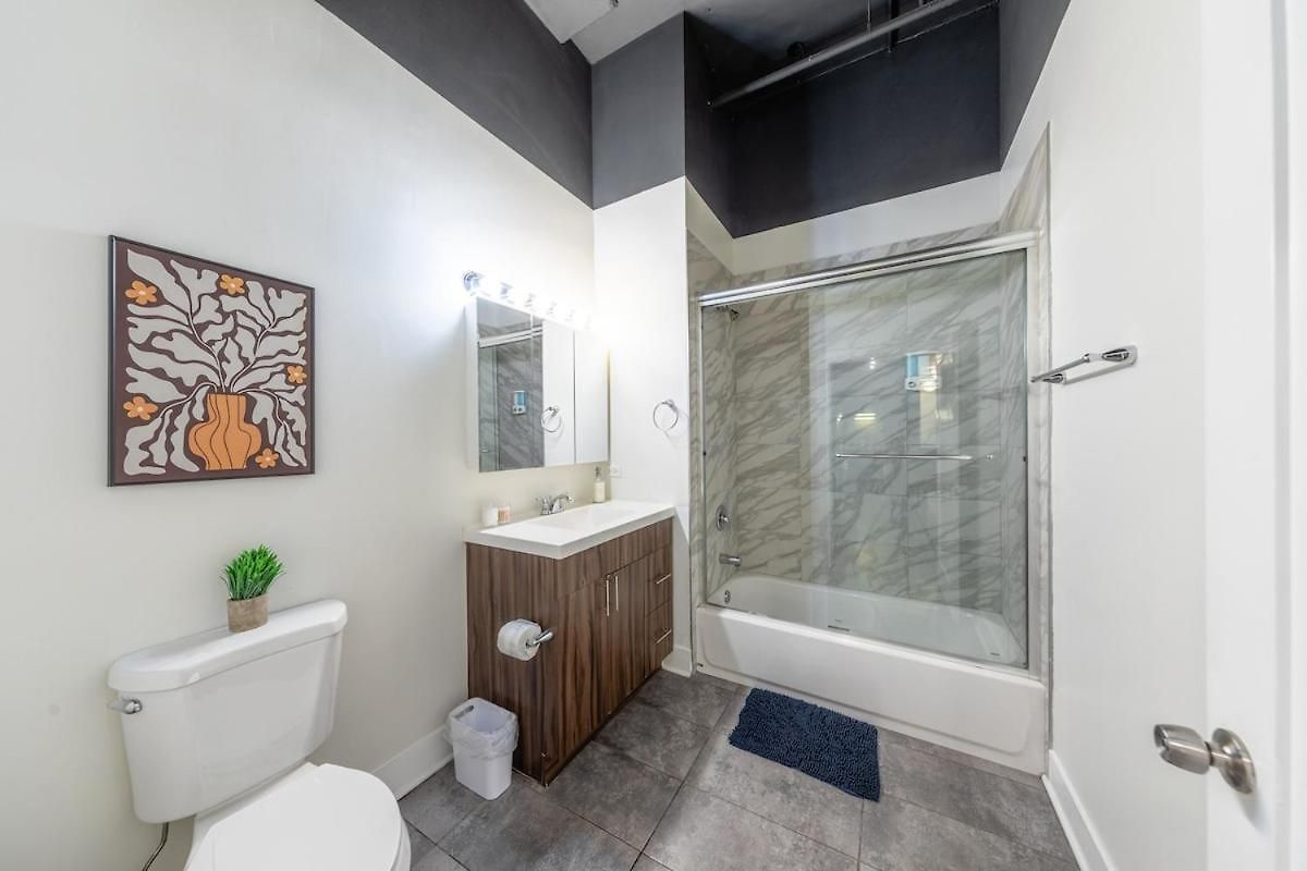 Modern 3br In South Loop With Optional Parking And Gym Access Near Mccormick Place, Chinatown And Soldier Field Chicago