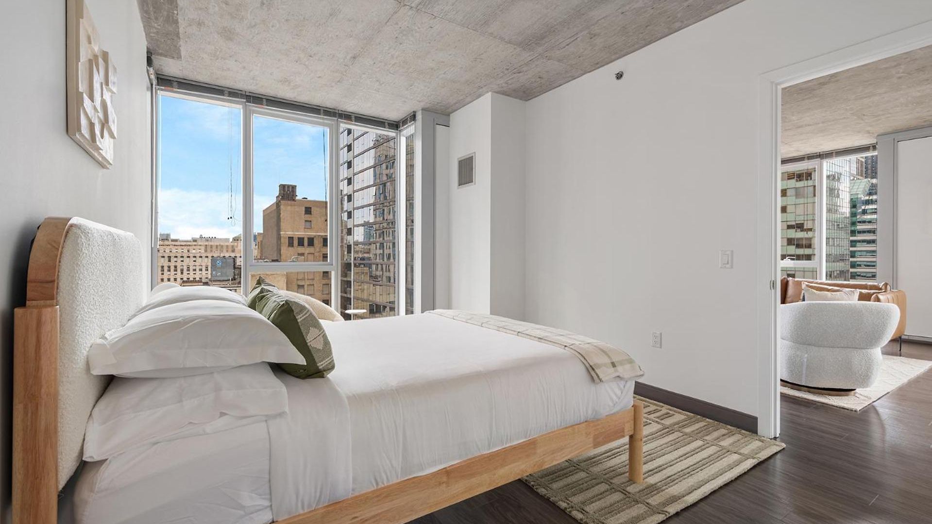 Linea Luxury Living With Indoor Pool And Rooftop Views In The Loop Apartment