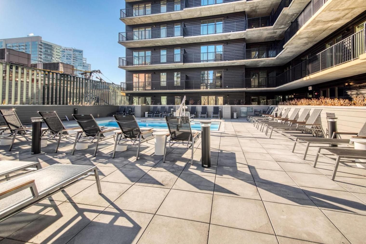 River North 1br W Outdoor Pool 1 Block To L Chi-1035 Apartment