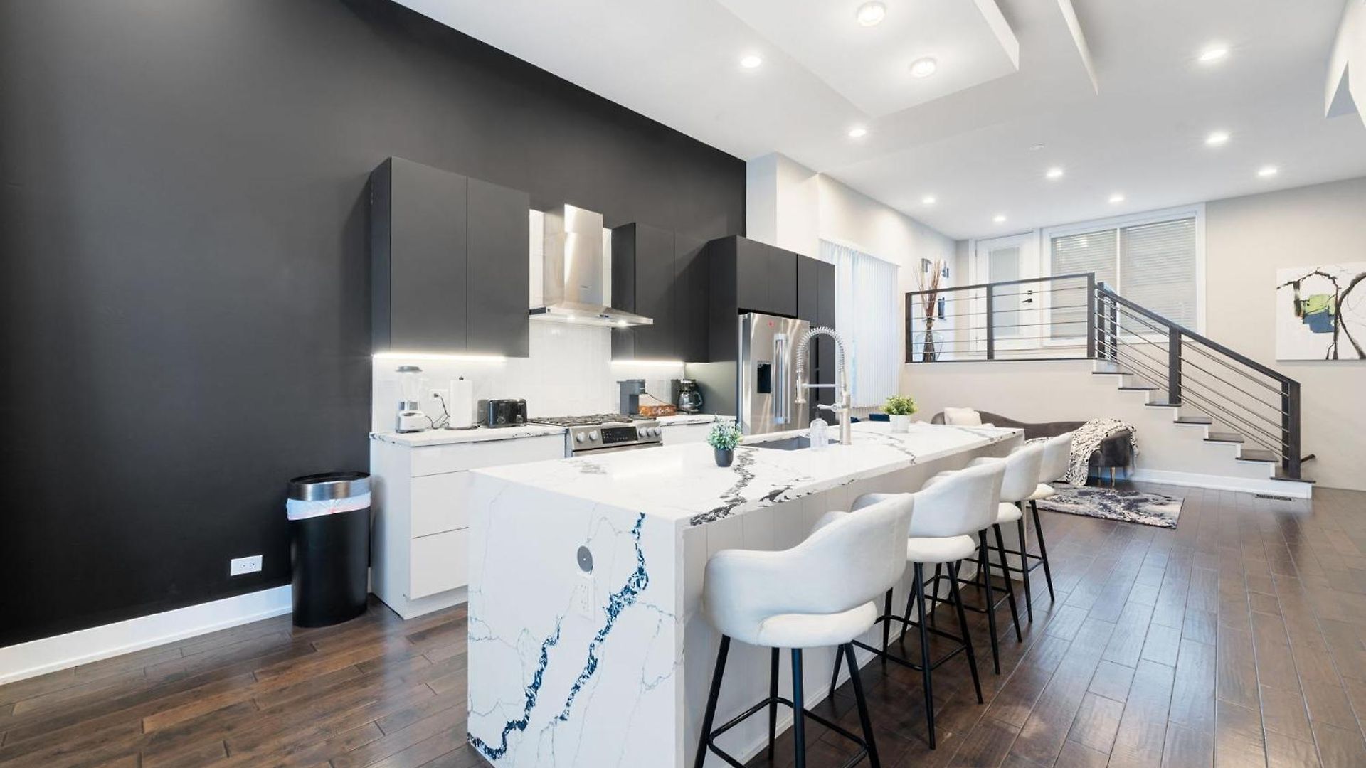 Magnificent New W/8 Beds & Free Parking