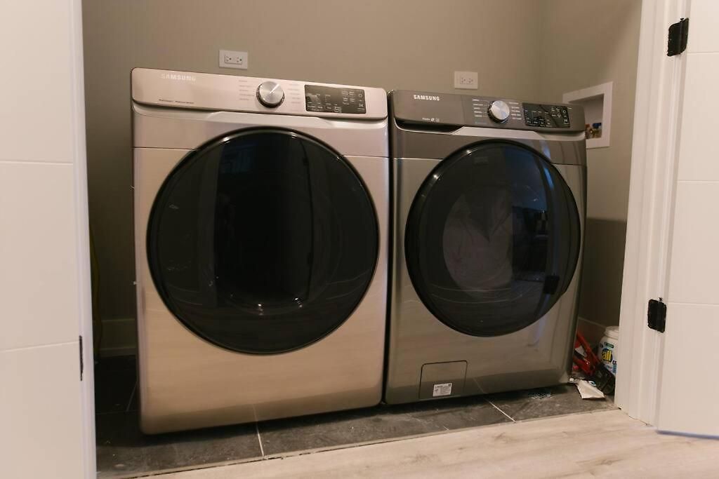 Magnificent New W/8 Beds & Free Parking Chicago