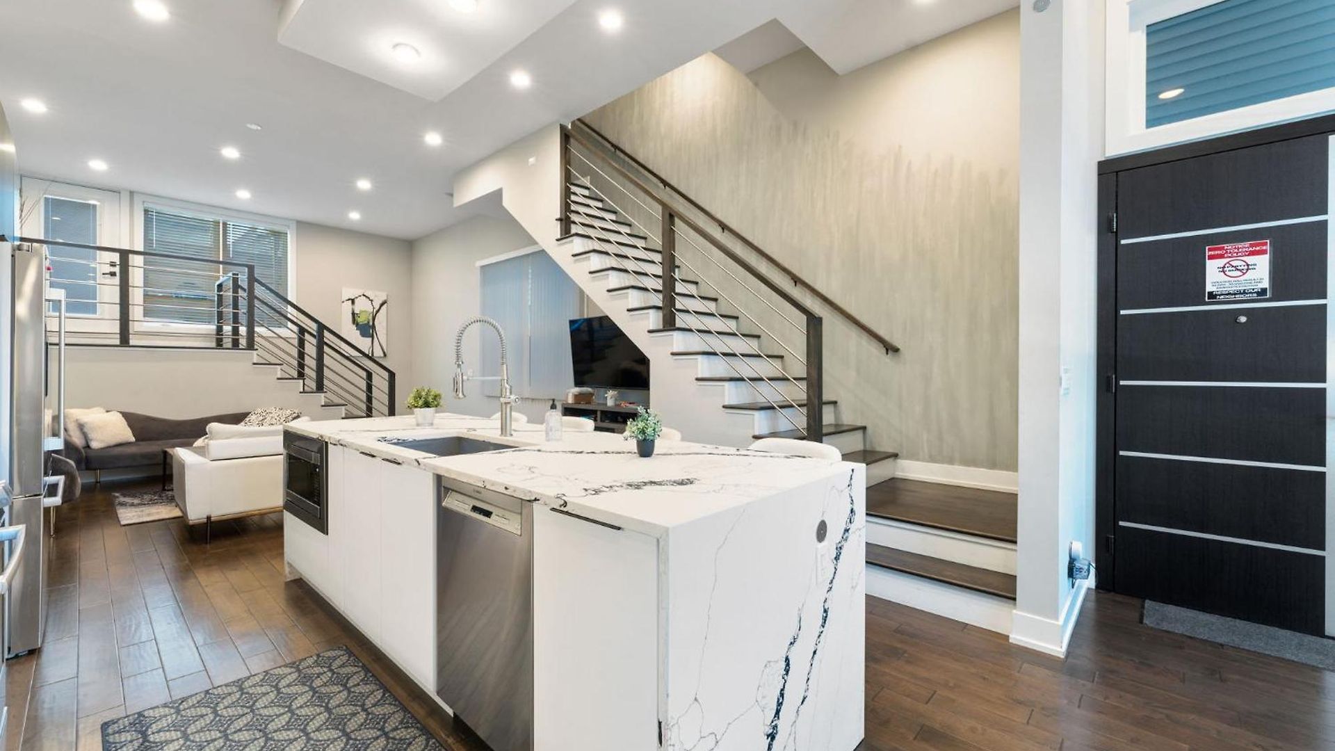 Magnificent New W/8 Beds & Free Parking * Chicago