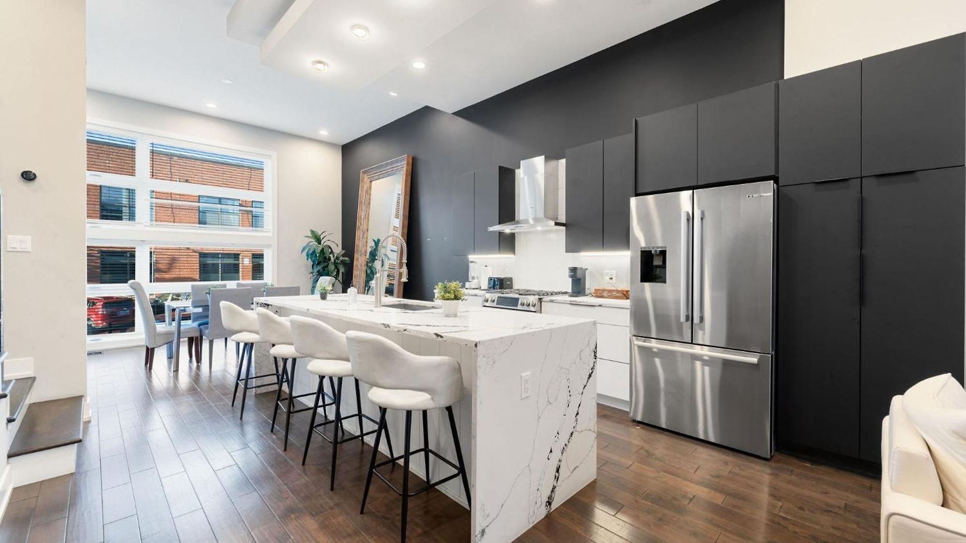 Magnificent New W/8 Beds & Free Parking