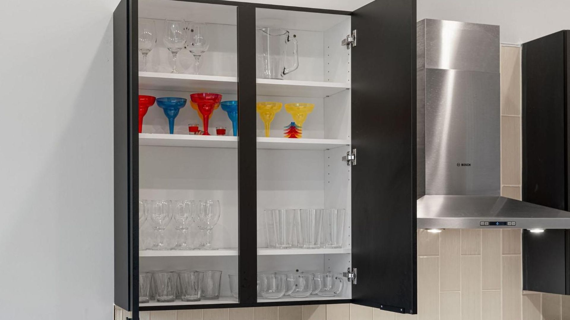 Magnificent New W/8 Beds & Free Parking Chicago